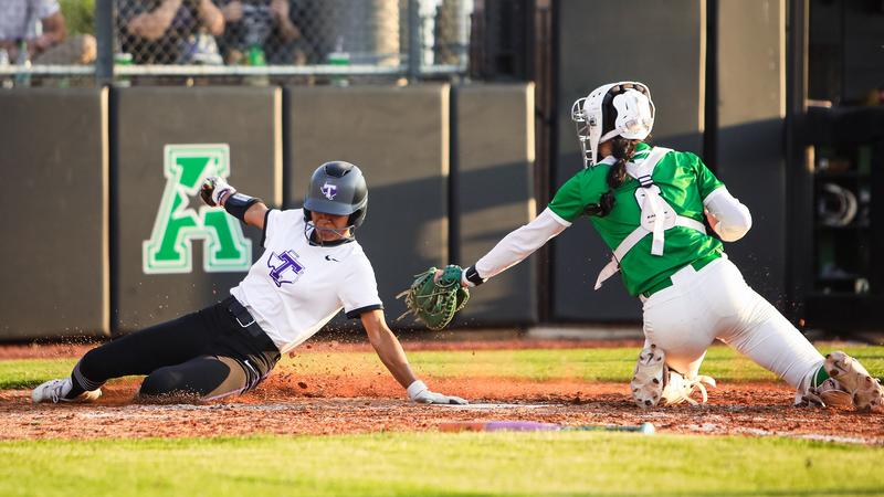 Texans fall at North Texas in midweek matchup