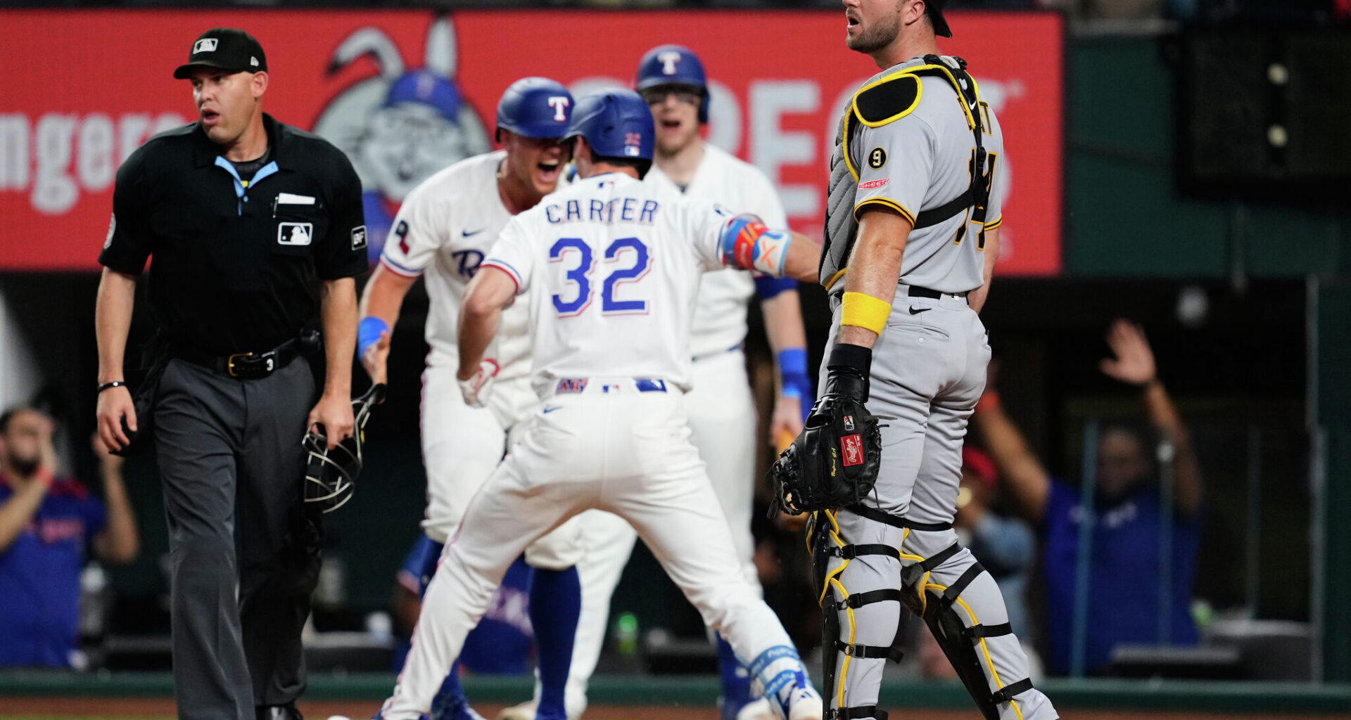 Rangers' Evan Carter flies around bases for inside-the-park HR