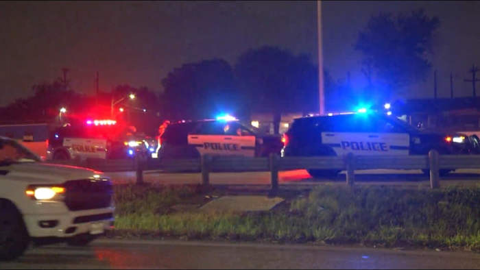 Man fatally hit by 18-wheeler on Interstate 35 on South Side