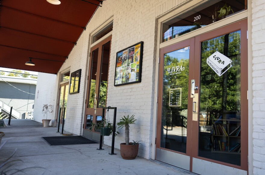 The outside of a brick building with glass doors that say "Livra Books" on them. 