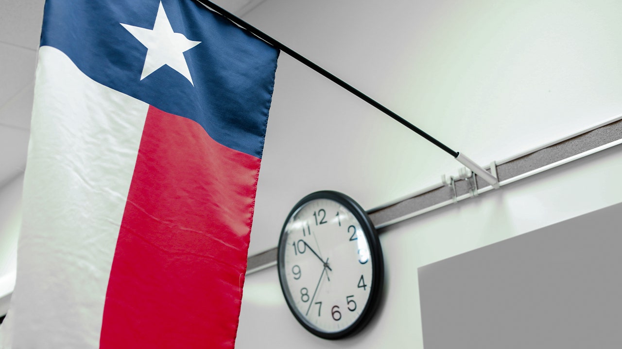 Texas substitute teacher charged with improper student relationship