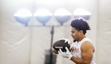 Texas LB goes in 4th round of 2026 NFL Draft to Dolphins