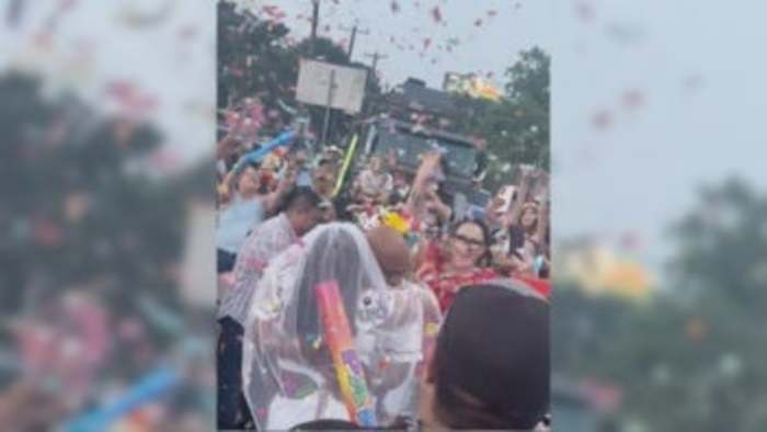Couple ties the knot during Fiesta Flambeau Parade in downtown San Antonio