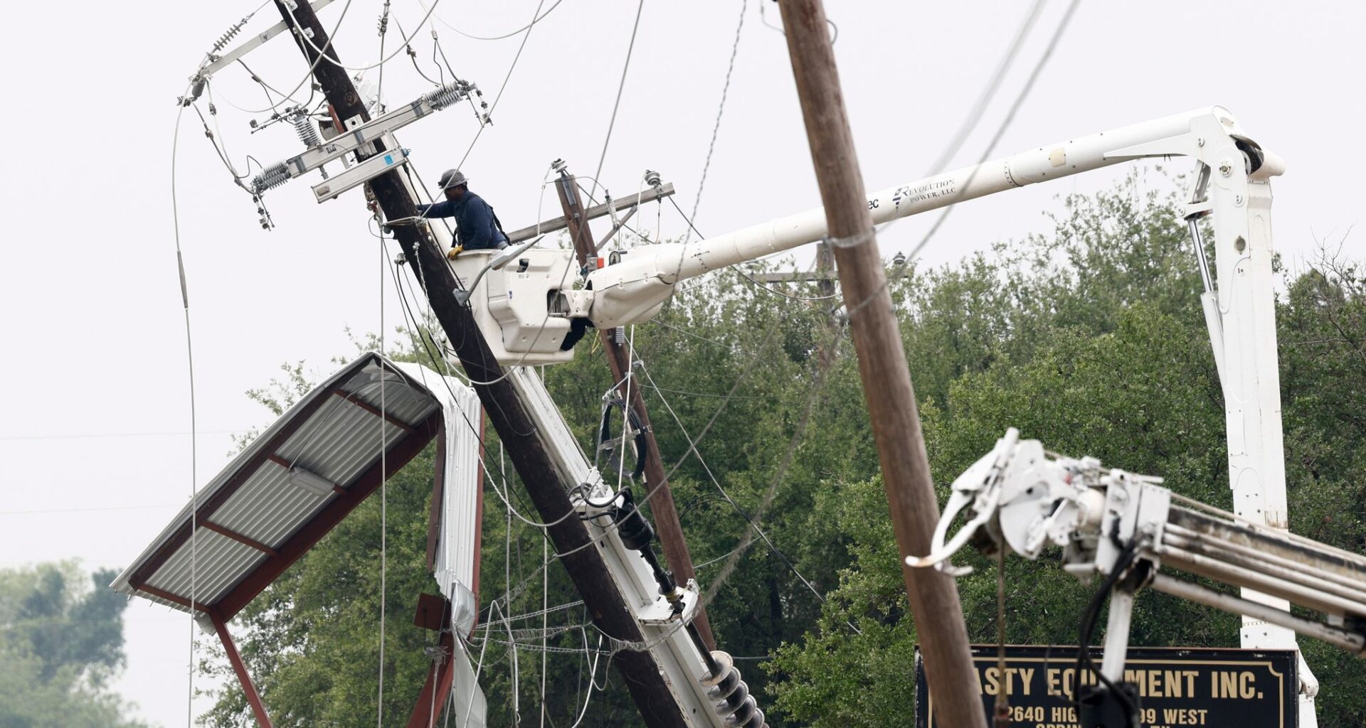 Tornado in northern Texas leaves at least 2 dead and destroys multiple homes