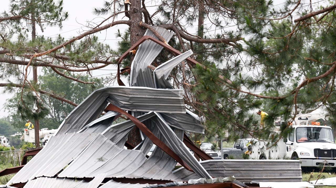 Tornadoes in northern Texas leave at least 2 dead and destroy multiple homes