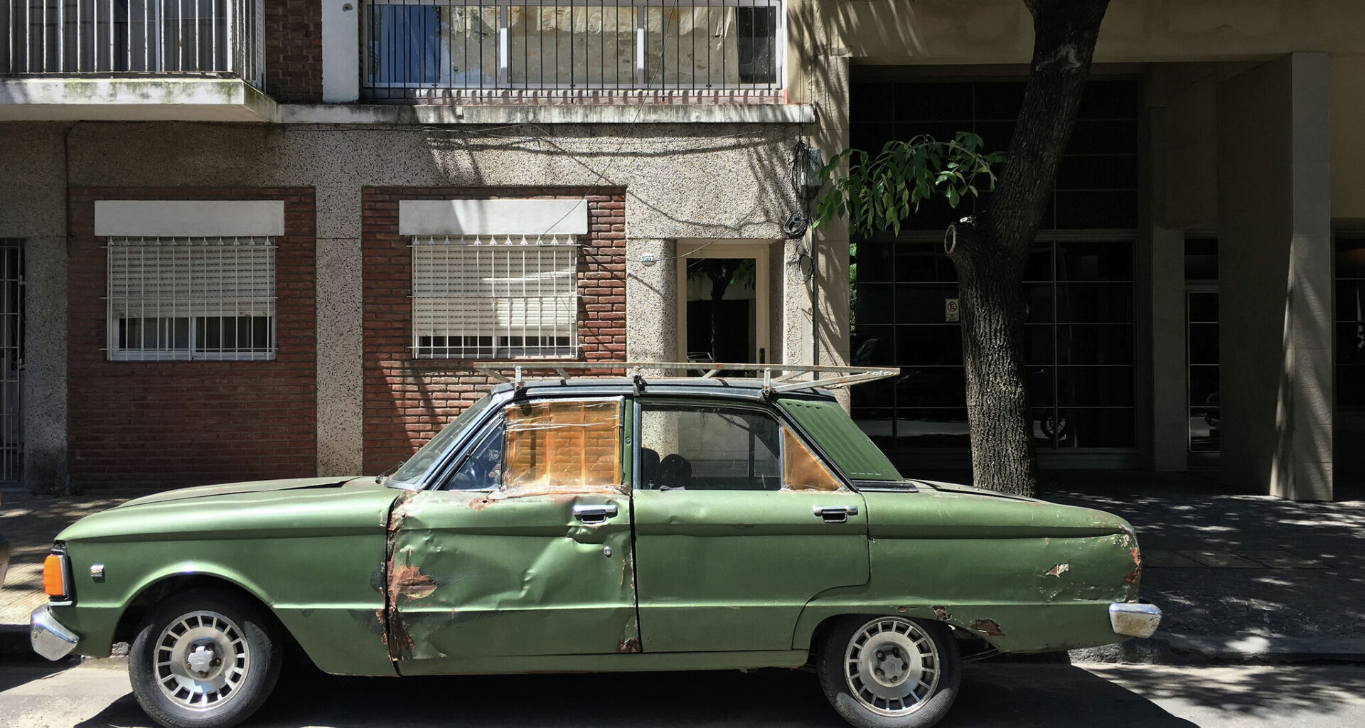 Can a broken-down car be towed from a driveway in Texas?