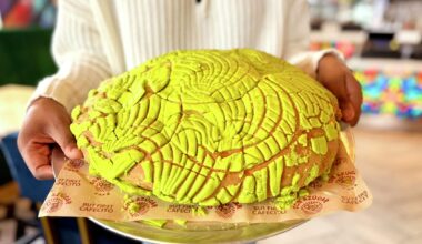 The popular Bloomie cake from Loft 22 Cakes. 