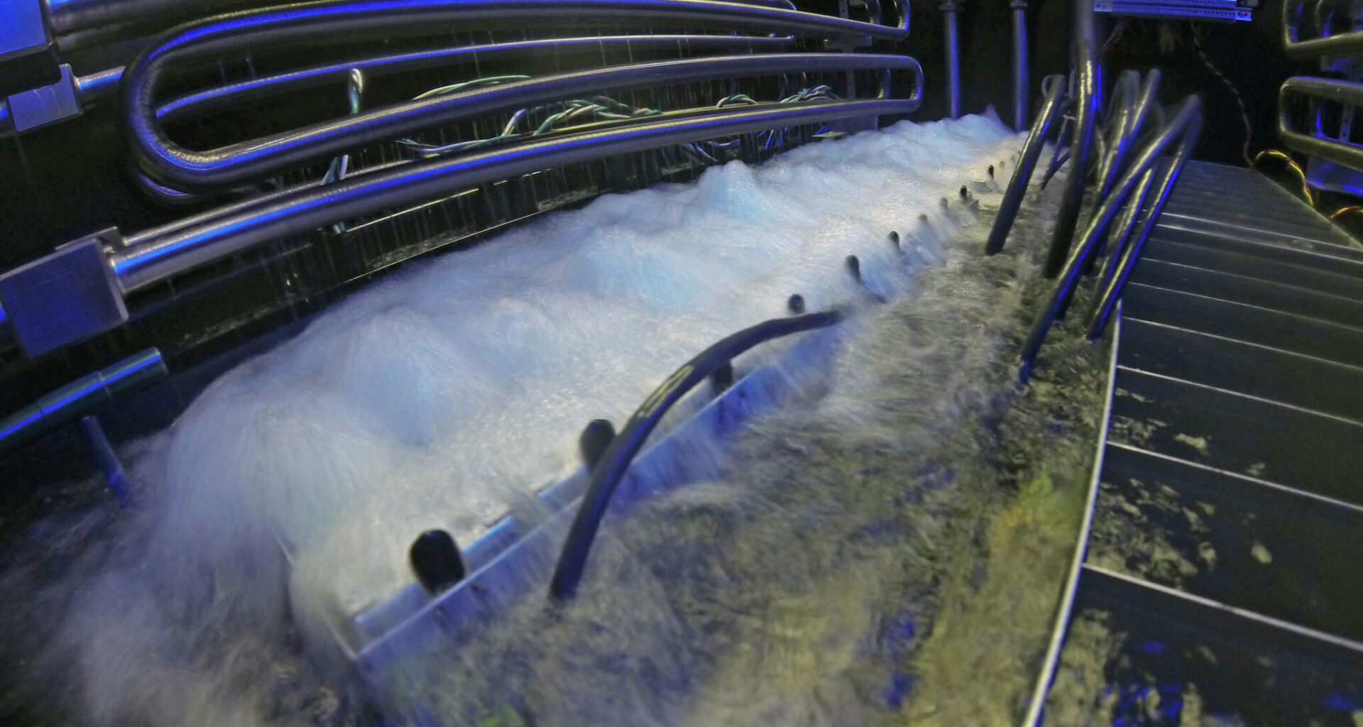 Can dunking electronics in fluid cut data centers’ power use?