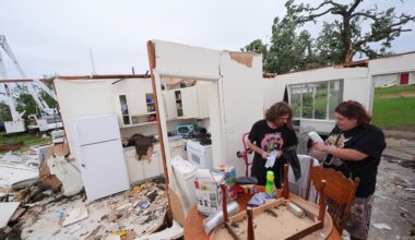 Texas tornado leaves 5 injured, damages buildings and homes