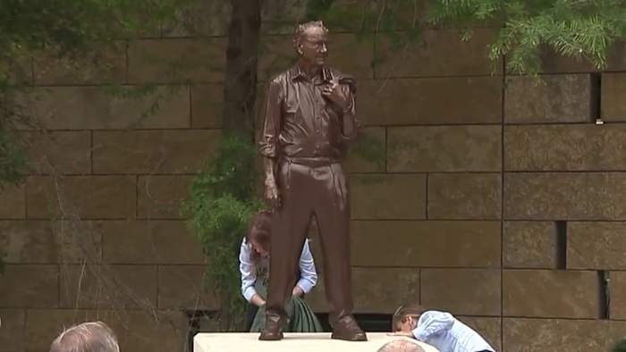 Bronze statue honoring former Mayor Phil Hardberger unveiled at San Antonio park