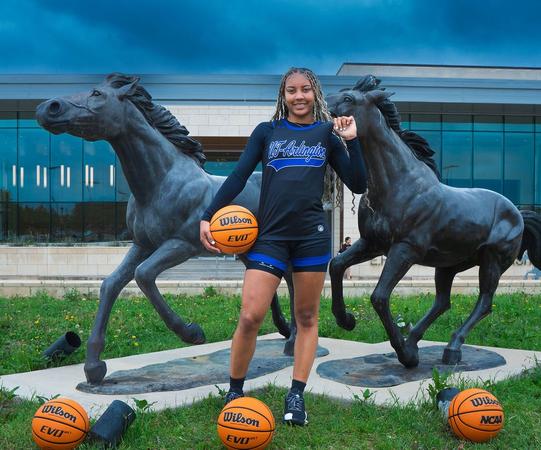 UTA Women’s Basketball Signs Ava Raymond