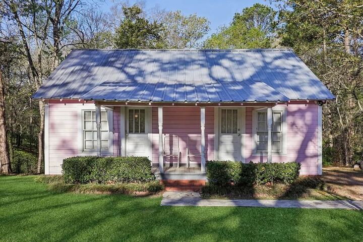 Is the Kacey Musgraves 'Middle of Nowhere' home really for sale?