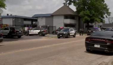 Man armed with butcher knife shot and killed by officers at apartment complex on W Bellfort Avenue in southwest Houston, HPD says