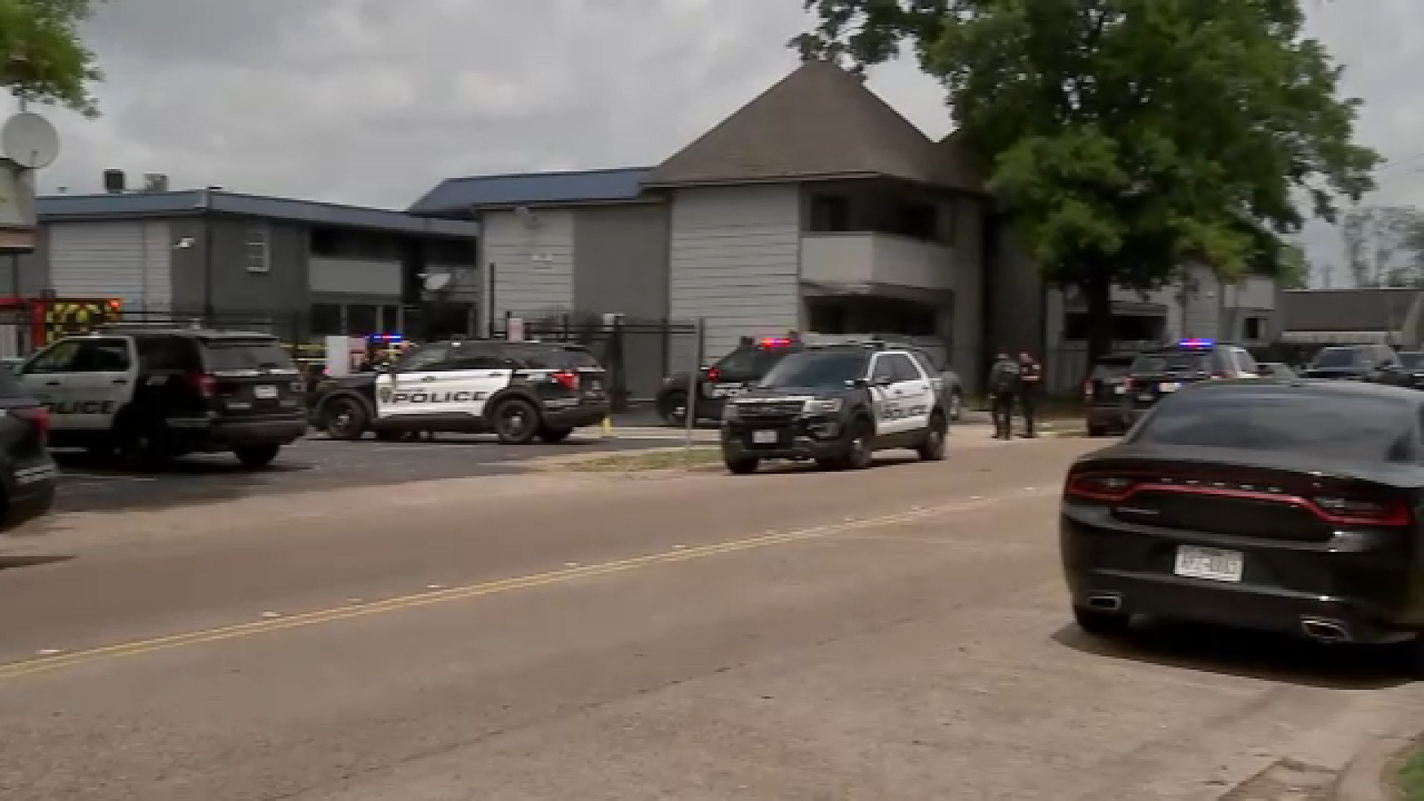 Man armed with butcher knife shot and killed by officers at apartment complex on W Bellfort Avenue in southwest Houston, HPD says