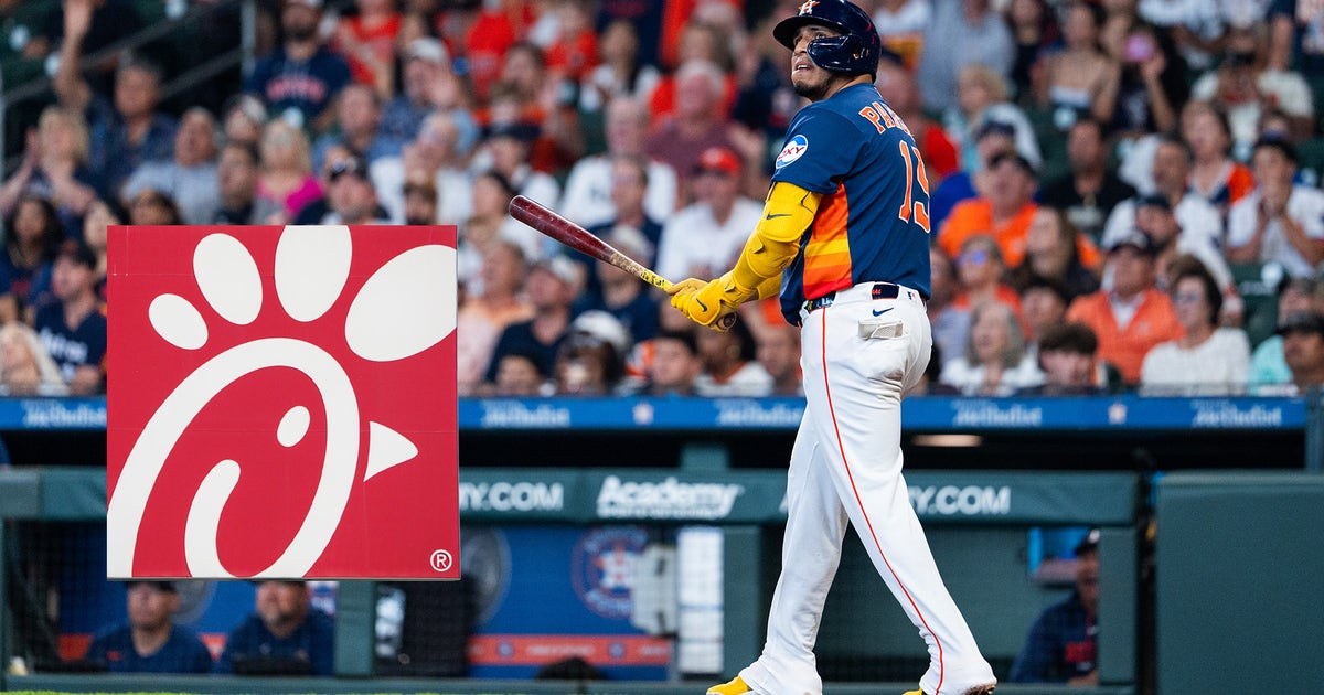 CLANG! Isaac Paredes drills the Chick-fil-A Foul Pole to score free chicken for Houston