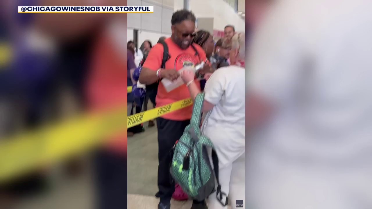 Houston airport security line: Man passes out vodka