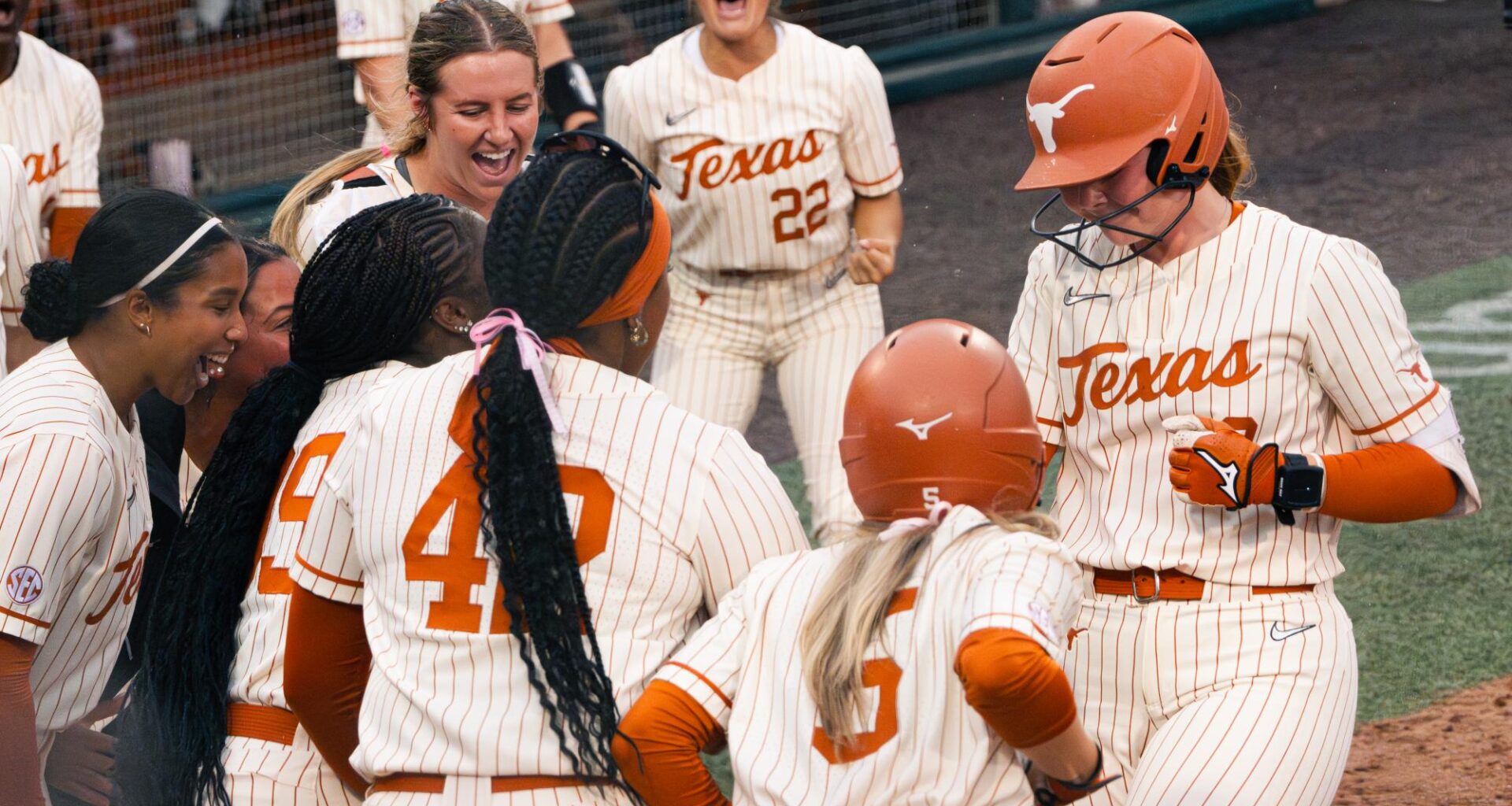 No. 5 Texas softball takes down No. 14 Georgia in tight road series – The Daily Texan