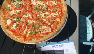 Classic pies at Happy Slice Pizza include the Margherita pizza ($25.99), which can be served on a gluten-free 14-inch crust. (Katlynn Fox/Community Impact)