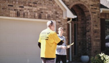 Bill Clifton, RRPFA secretary, speaks with a Round Rock resident. (Community Impact staff)