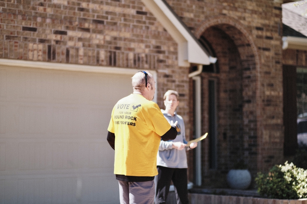 Bill Clifton, RRPFA secretary, speaks with a Round Rock resident. (Community Impact staff)