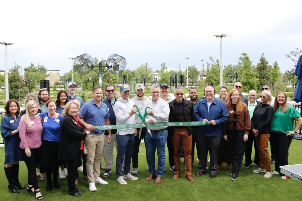 Greg Bartoli, founder and CEO of PopStroke, and Jim Penniman-Morin, mayor of Cedar Park, cut the ribbon on the mini golf venue's Cedar Park location April 20. (Daniel Schwalm/Community Impact)
