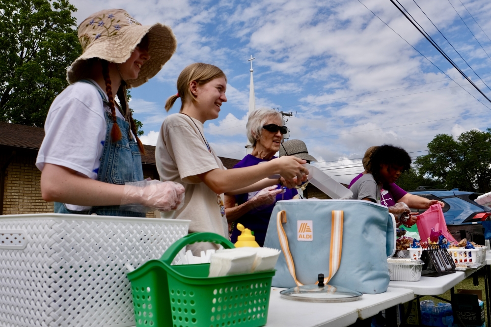 Volunteers with nonprofit Kat Kares serve hot meals to unhoused individuals in Georgetown. (Gracie Warhurst/Community Impact)