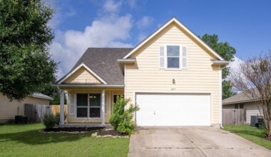 This 2,210-square-foot home in Georgian Place is listed for $349,500, as of April 28. (Courtesy Unlock MLS)