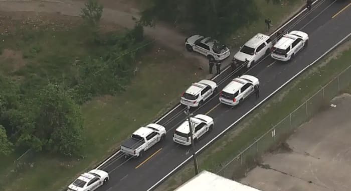 Harris County officials search for fugitive in Channelview