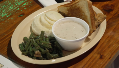 Local businesses stepping up to provide free meals for TSA agents