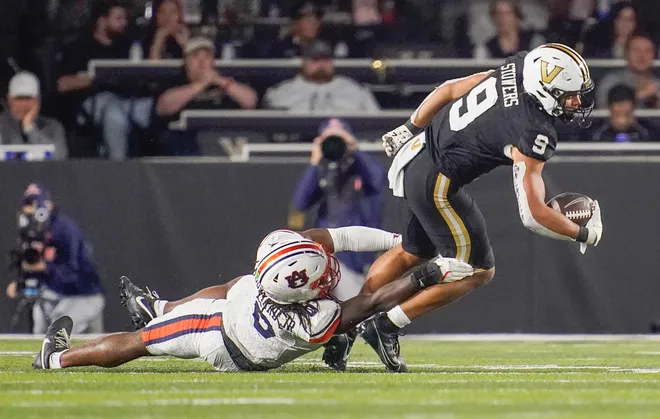 Vanderbilt tight end Eli Stowers (9) is stopped by Auburn linebacker Robert Woodyard Jr. (0) during the third quarter at FirstBank Stadium in Nashville, Tenn., Saturday, Nov. 8, 2025.