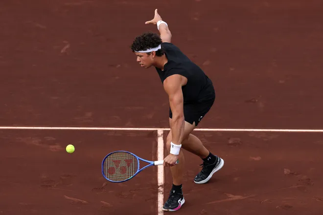 HOUSTON, TEXAS - APRIL 01: Ben Shelton of the United States returns a shot against Zhizhen Zhang of China during the Singles match on Day 3 of the Fayez Sarofim & Co. U.S. Men's Clay Court Championship at River Oaks Country Club on April 01, 2026 in Houston, Texas. (Photo by Kenneth Richmond/Getty Images)
