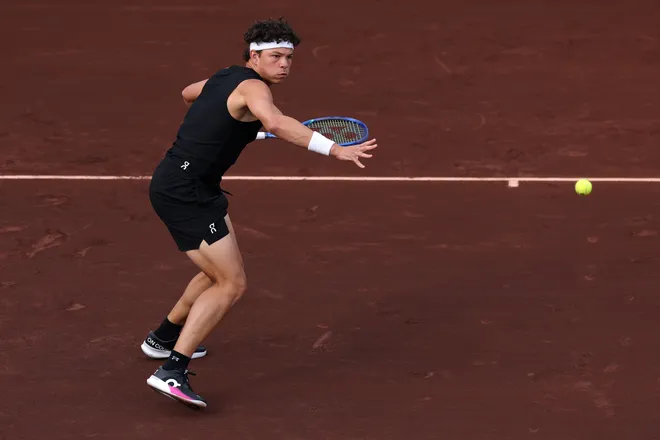 HOUSTON, TEXAS - APRIL 01: Ben Shelton of the United States returns a shot against Zhizhen Zhang of China during the Singles match on Day 3 of the Fayez Sarofim & Co. U.S. Men's Clay Court Championship at River Oaks Country Club on April 01, 2026 in Houston, Texas. (Photo by Kenneth Richmond/Getty Images)