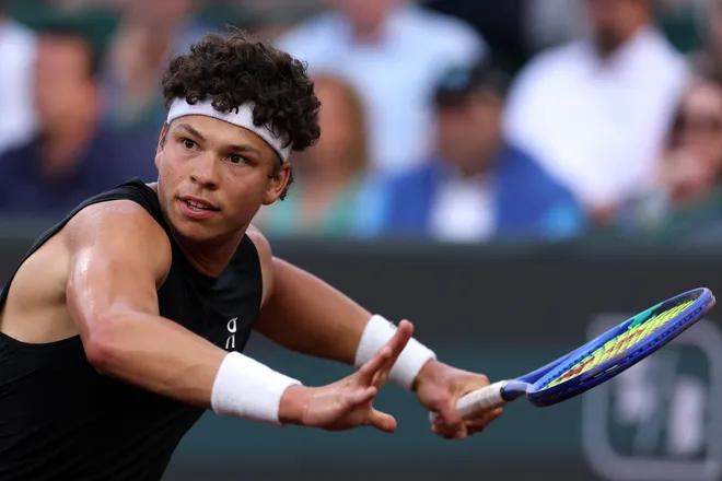 HOUSTON, TEXAS - APRIL 01: Ben Shelton of the United States returns a shot against Zhizhen Zhang of China during the Singles match on Day 3 of the Fayez Sarofim & Co. U.S. Men's Clay Court Championship at River Oaks Country Club on April 01, 2026 in Houston, Texas. (Photo by Kenneth Richmond/Getty Images)