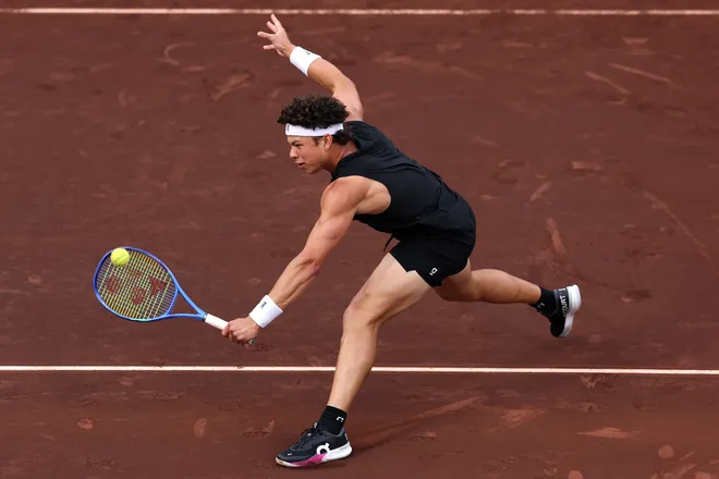 HOUSTON, TEXAS - APRIL 01: Ben Shelton of the United States returns a shot against Zhizhen Zhang of China during the Singles match on Day 3 of the Fayez Sarofim & Co. U.S. Men's Clay Court Championship at River Oaks Country Club on April 01, 2026 in Houston, Texas. (Photo by Kenneth Richmond/Getty Images)