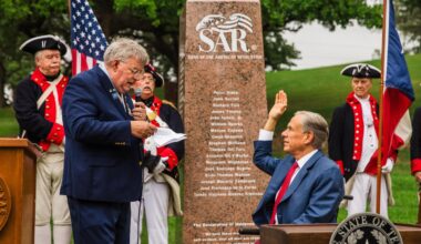 Governor Abbott Unveils Monument Honoring Texas Revolutionary War Patriots | Oficina del Gobernador de Texas