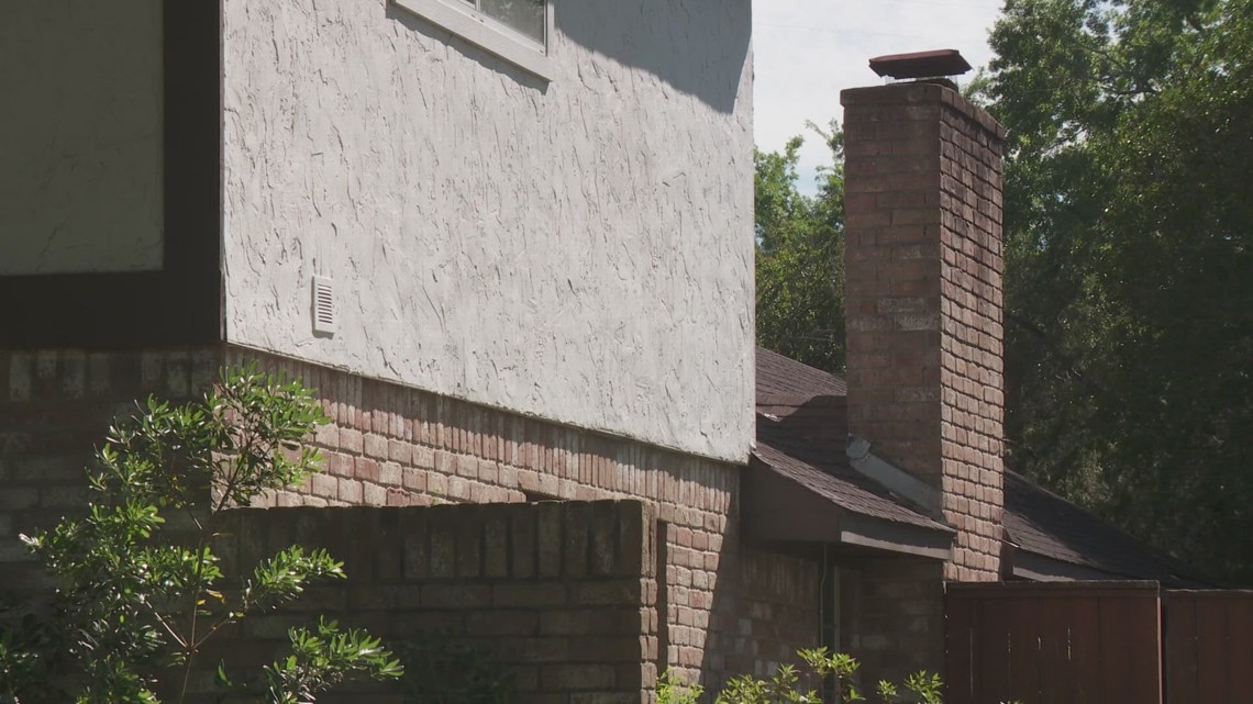 Man gets stuck in chimney while breaking into Houston home
