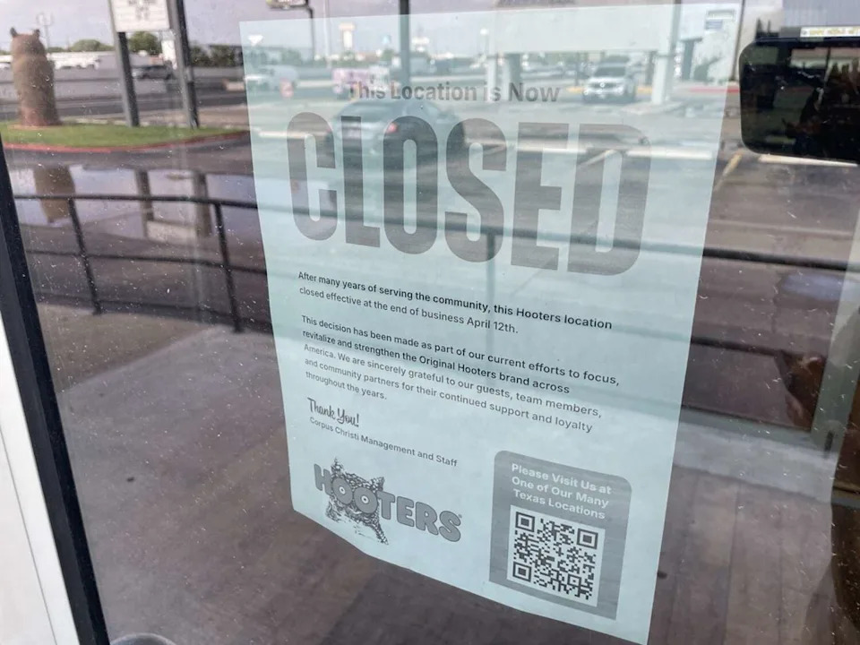 A sign posted on the front door of the Hooters in Corpus Christi notifies customers that the restaurant closed permanently after the end of business on Sunday, April 12, 2026. (Courtesy KRIS 6 News)
