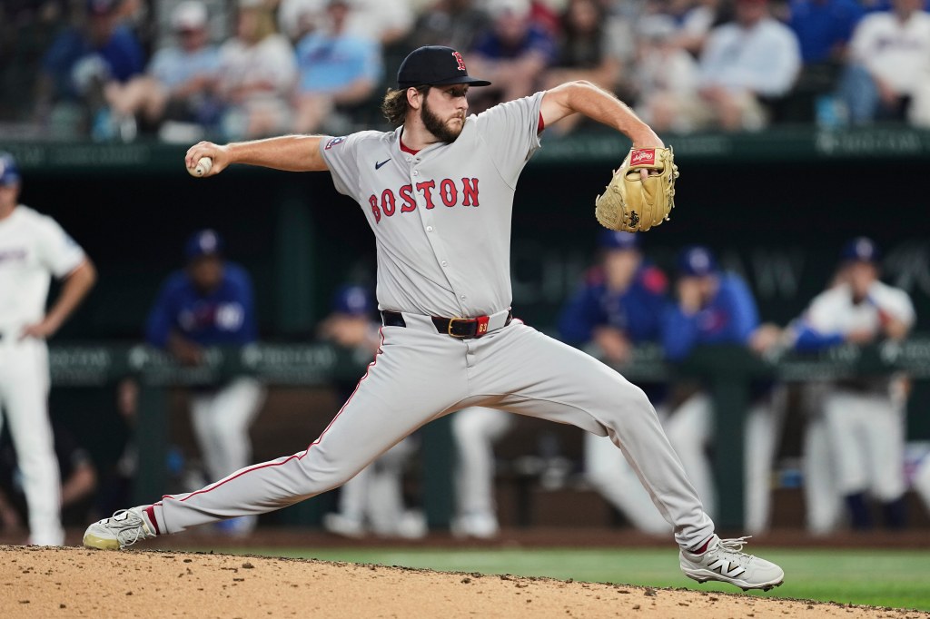 Red Sox place key set-up man on 15-day IL with oblique strain