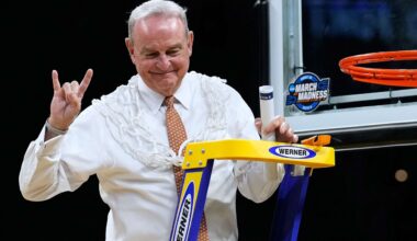 Texas head coach Vic Schaefer celebrates after beating Michigan during the Elite Eight of the NCAA college basketball tournament, Monday, March 30, 2026, in Fort Worth, Texas. (AP Photo/Tony Gutierrez)