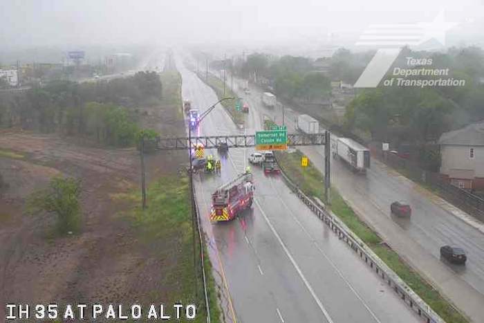 Crash closes all lanes on Interstate 35 on South Side