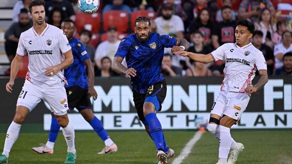 10-player Miami earns draw against San Antonio