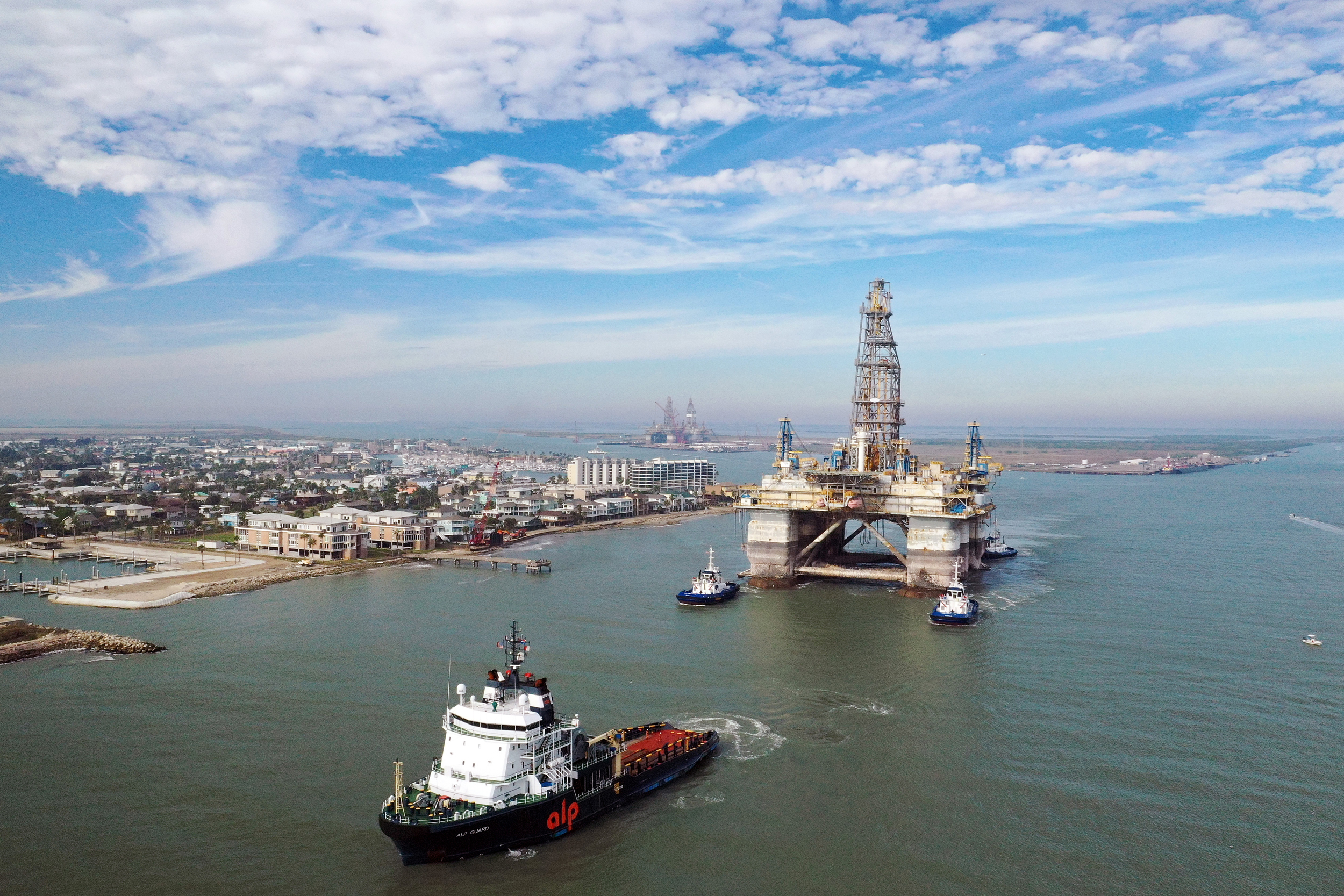 A tugboat tows a semi-submersible oil drilling platform into the Gulf of Mexico in Port Aransas, Texas. Credit: Tom Pennington/Getty Images