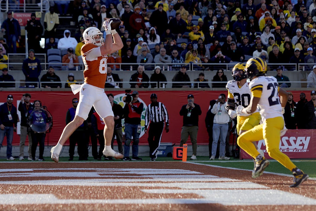 ORLANDO, FLORIDA - DECEMBER 31: Jack Endries #88 of the Texas Longhorns catches a touchdown in the second quarter of the 2025 Cheez-It Citrus Bowl between the Texas Longhorns and Michigan Wolverines at Camping World Stadium on December 31, 2025 in Orlando, Florida. (Photo by Dustin Markland/Getty Images)