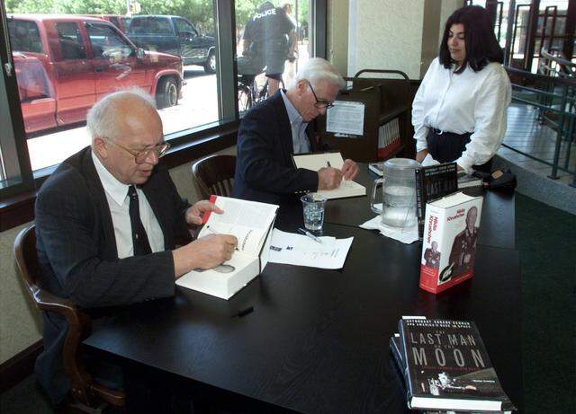 Apri 8, 2000: Sergei Khrushchev, the son of former soviet Premier Nikita Khrushchev, signs a copy of his book “Nikita Khrushchev” as Eugene Cernan signs a copy of his book “The Last Man on the Moon” for Claudia Cepeda of Houston at the downtown Barnes & Noble in Sundance Square.
