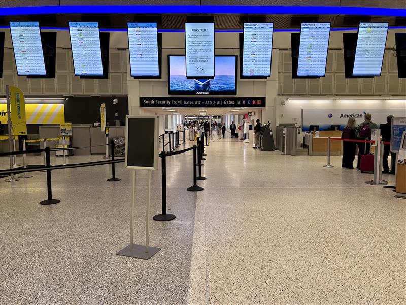 IAH Empty Security Line