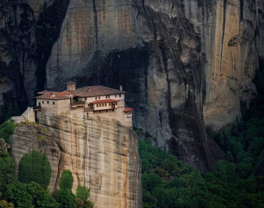 A photo of a house on the edge of a cliff