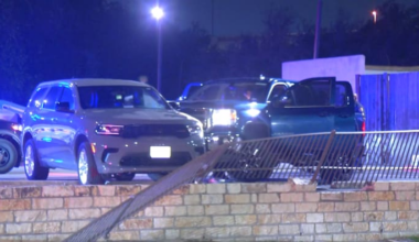 San Antonio police officer holds suspects at gunpoint after crash into patrol car