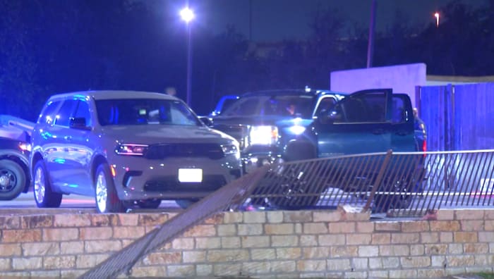 San Antonio police officer holds suspects at gunpoint after crash into patrol car
