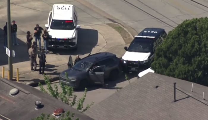 2 people in custody after police pursuit along Gulf Freeway