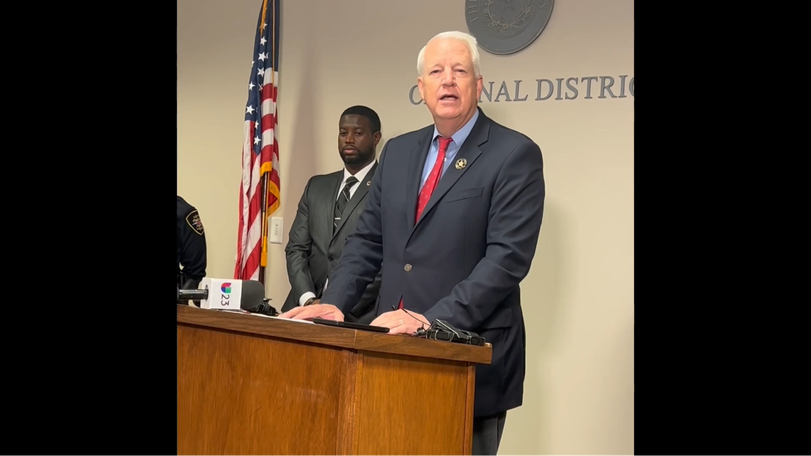 Seniors bought gold bars in theft scheme: Tarrant County DA